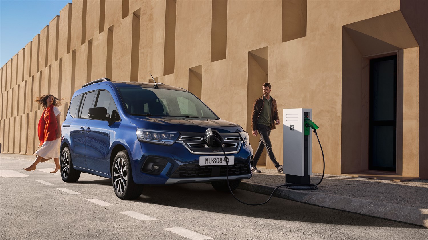E-Tech electric - charging on the road - charging away from home - Renault